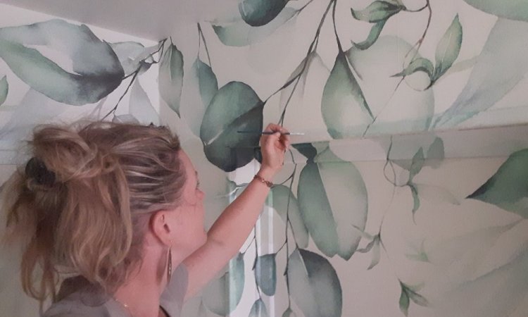 Reprise à la peinture des zones manquantes sur les encadrements de portes à St Trivier de Cortes