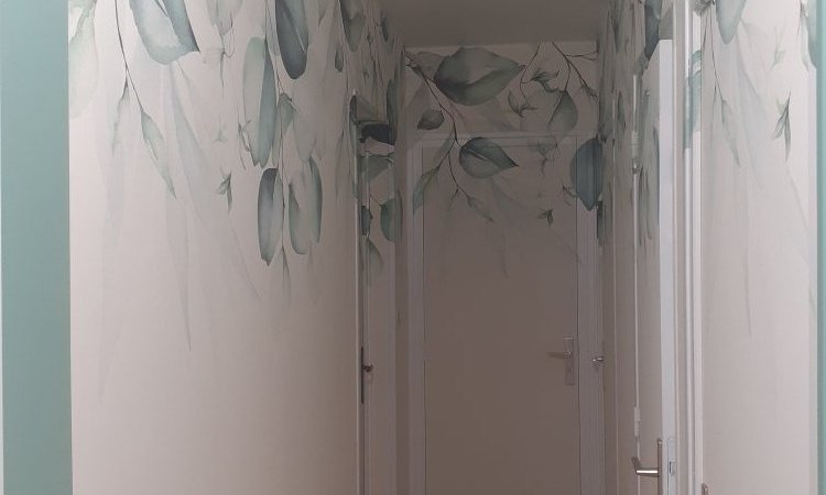 Pose de papier peint à motifs à St Trivier de Courtes