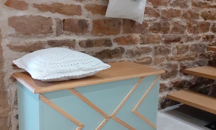 APRES/ Relooking d'un coffre en bois après aérogommage à St Etienne sur Reyssouze